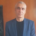ащити медийния си съветник и заяви, че ще продължи да работи с него По-късно обаче Андонов получи критики и от някои шуменски журналисти. По случая се задейства и постоянната общинска комисия по култура, под председателството на Венцислав Венков, която на 12 януари ще заседава извънредно заради „неясната медийна политика на община Шумен“, както е формулирана темата на заседанието в някои сайтове. „Да, поисках да ми прекратят договора като медиен съветник на кмета, считано от днес“, потвърди пред Радиан.бг Камен Андонов, когото потърсихме за коментар. Първоначално той отказа да разговаря по темата, като каза, че кметът проф. Христов е помолил екипа си да не разпространява информация, докато самият кмет не я съобщи. Доколко кметът може да /не/ разчита на конфиденциалност се разбра, след като само час-два по-късно „новината“ изтече и вече беше публична тайна сред журналистите, които се оплакваха от Камен Андонов.    „От известно време настоявам пред проф. Христов да ми разреши да се оттегля от позицията на медиен съветник, предвид създалия се медиен натиск върху кмета. Давам си сметка, че моето присъствието създава повече проблеми, отколкото да решава такива. Затова, като човек с високи професионални стандарти успях да убедя кмета, че е по-добре да прекратим всякакви взаимоотношения с него, за да успокоим медийната среда“, коментира Камен Андонов, след като новината за напускането му изтече от кметството Попитан на какво, според него, се дължи този медиен натиск, Камен Андонов предположи, че това е свързано с парите, които общината години наред плащаше на определени медии и които той поиска да спре. „Когато се запознах с досегашната практика на общината, видях, че кметството плаща от парите на шуменци на избрани медии за публикации, които нямат никаква добавена стойност – нито гражданите са по-добре осведомени, нито тези публикации осветляват някакъв съществен проблем. Просто се плащат едни пари на определени медии и властта си създава медиен комфорт – практика, която беше широко прилагана от всички кметове на ГЕРБ. И държа да подчертая, че сред медиите, на които общината и Любомир Христов са плащали, отсъстват двете най-четени и най-авторитетни, така че не е ясно на какъв принцип са сключвани медийните договори. Затова в екипа на новия кмет се оформи мнение да се промени досегашната практика и повече да не се плаща на медиите по такъв начин, с т.нар. договори за информационно обслужване, а отношенията с медиите да бъдат ясно и прозрачно регламентирани. Това обаче предизвика агресивна реакция срещу мен“, коментира Камен Андонов.   Дали общината ще продължи досегашната порочна практика да си плаща за медиен конфорт без ясни правила и по лично решение на кмета, както години наред правеше Любомир Христов, предстои да видим. Тук е мястото да припомним, че през двата мандата на Христов повечето медии оглушително мълчаха, дори когато в града се вършеха явни безобразия и намираха за нормално, когато техни колеги – критици на кмета, бяха лишавани от информация и дори от достъп до публични събития. Журналисти, които сега гръмогласно се оплакват от Камен Андонов, не казваха и дума, когато пресаташето на предишния кмет директно командваше медиите по телефона. Затова предстои да видим дали новият кмет ще въведе правила при харченето на публични средства или ще предпочете да си „купи“ медийно спокойствие, по изпитаната стара схема П.п. Камен Андонов е доктор по Европейско Средновековие и история на Византия и вече над 10 години е преподавател в Шуменския университет, член е на катедрата по История и археология