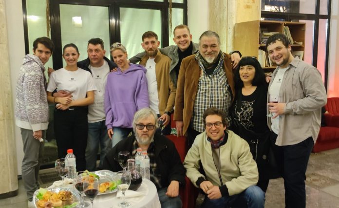 Режисьорът Теди Москов с актьорите от спектакъла