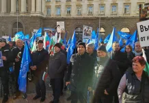 „Фантомите тръгнаха“. Кметове на Пеевски организирано превозват протестиращи към София