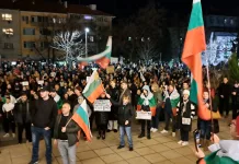 71 % от българите подкрепят протестите срещу властта, сериозен срив в рейгинга на ГЕРБ