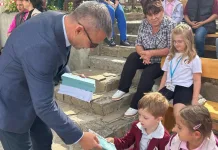Полицията обучава първокласниците на безопасно поведение на пътя