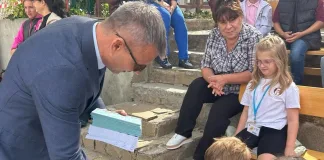 Полицията обучава първокласниците на безопасно поведение на пътя